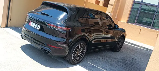 Porsche Cayenne Platinum Edition 2023 GCC Specs . Gcc under dealer warranty full service history .