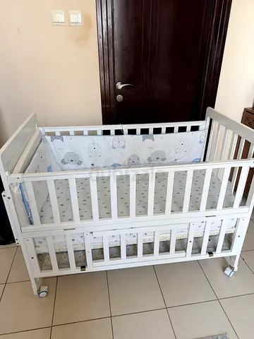 White Wooden Baby Crib / Bassinet on Wheels - Good Condition