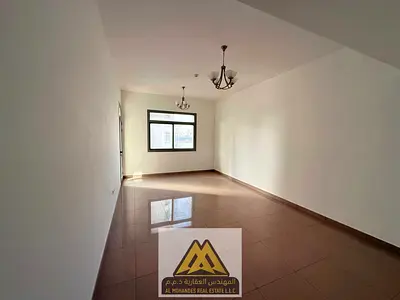فرصة مميزة للإيجار في واحدة من أفضل مناطق الراشدية 1 عجمان، شقة غرفتين وصالة بتصميم حديث ومساحة كبيرة جدًا توفر راحة وخصوصية مناسبة للعائلات، داخل بنا