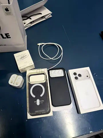 iPhone 17 Pro Max silver with Apple Original Charger and Accessories.urgently sale.