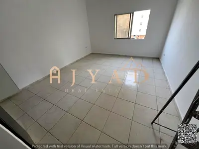 🏠 *للإيجار السنوي – استوديو مميز في الراشدية 3 – عجمان*  فرصة رائعة للسكن في موقع استراتيجي ومميز بمنطقة الراشدية 3، على شارع المرور مباشرة، وقريب