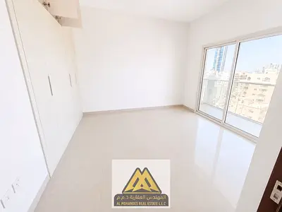 تقع في ثاني صف من الكورنيش داخل بناية جديدة، ثاني ساكن بحالة ممتازة، وتتميز بغرفة ماستر و2 حمام وخزائن حائط وبلكونة بإطلالة مفتوحة، مع باركن مجاني.