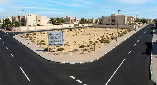 للبيع أرض سكنية مميزة في الحوشي، ضاحية البديع، تقع على زاوية وشارعين