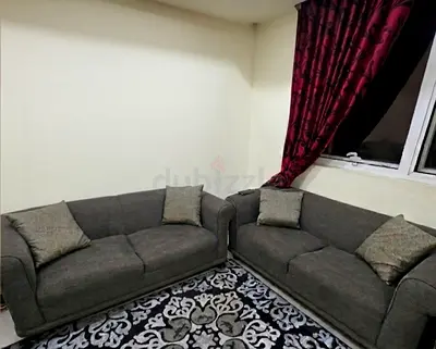 طقم كنب رمادي مكون من قطعتين (بحالة ممتازة جديدة) - طقم غرفة معيشة مريح من هوم بوكس