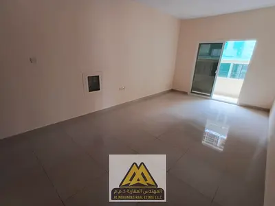 الحميدية 1. شقة بتصميم عملي ومريح توفر لك ولعائلتك تجربة سكنية مميزة، مع تشطيبات عملية تشمل خزائن حائط ونظام تكييف مركزي لضمان راحتك.