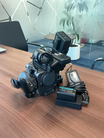 Sony cinema line fx6 with chargers and spare batteries