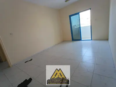 غرفة نوم وصالة مساحة كبيرة بلكونة بإطلالة مفتوحة تكييف مركزي تصميم عملي موقع حيوي وقريب من جميع الخدمات سهولة الوصول إلى الشارقة ودبي