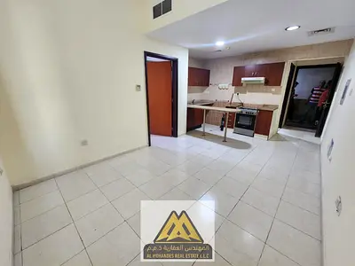 شقة مريحة بمساحة مناسبة وتشطيب جيد، تتميز بمطبخ مفتوح وتكييف مركزي، مناسبة للأفراد والعائلات الصغيرة الباحثة عن سكن مميز بسعر مناسب.