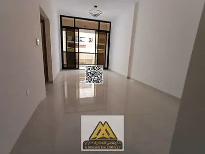 شقة جديدة بتشطيبات راقية مع باركن خاص وبلكونة وغرفة ماستر في موقع حيوي قريب من جميع الخدمات ومخارج دبي والشارقة