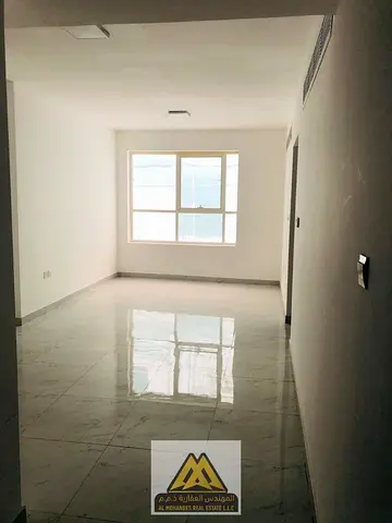 شقة غرفتين وصالة شاسعة المساحة مع تكييف مركزي ونظام خزائن ملابس (Dress Room) للإيجار السنوي في الحليو 2 عجمان بالقرب من كنتاكي