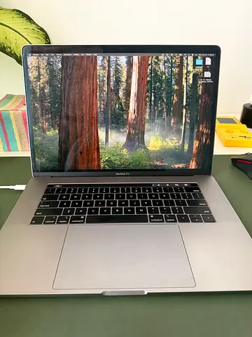 MacBook Pro 15-inch (Space Gray) Intel Core i7 - Touchbar
