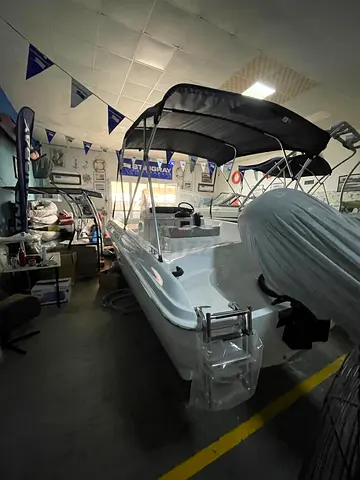 Brand new fishing boat - with toilet inside - never touched the SEA. With brand new trailer 22ft