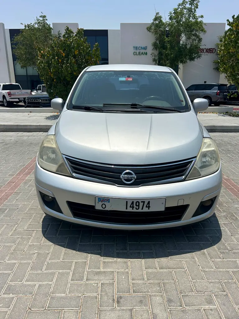 Nissan Tiida 2011 — photo 1 of 11