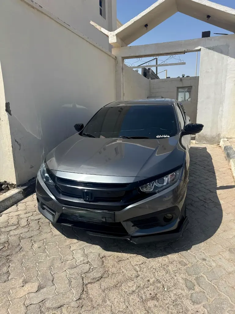 Honda Civic 2021 — photo 1 of 10
