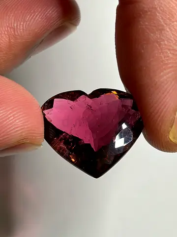 Heart-shaped pink gemstone (loose) - faceted ruby lit 17.25 carat