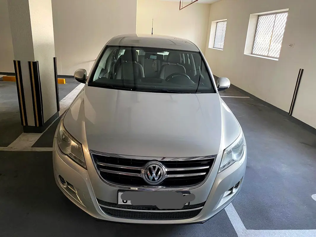 Volkswagen Tiguan 2011 — photo 1 of 6