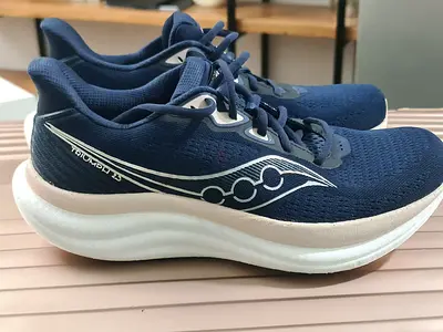 Saucony ultra lightweight shoes size 43