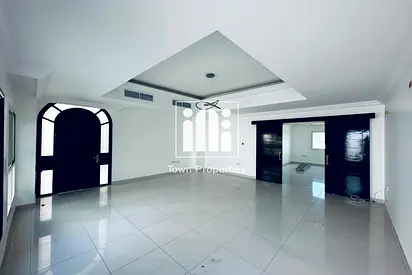 بـاركـن مـغـطـئ | فـيـلا 5 غـرف نـوم + غـرفـه خـادمـه | مـدخـل خـاص |