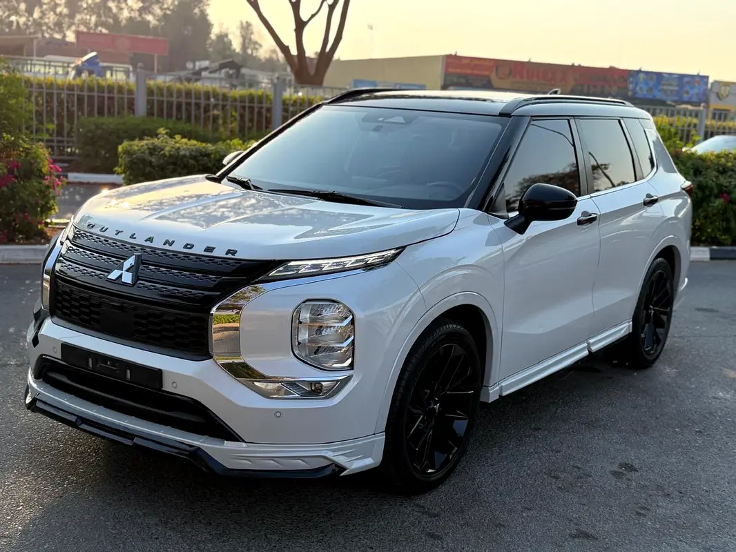 Mitsubishi Outlander 2024 — photo 1 of 12