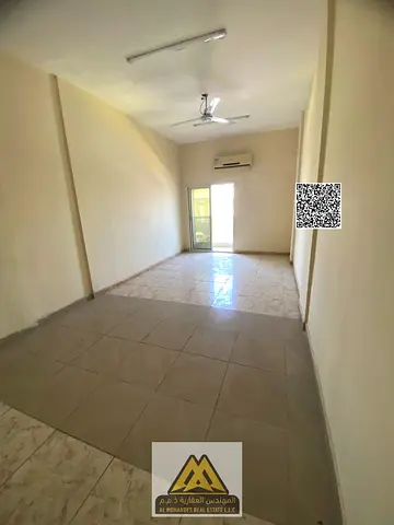 استوديو مميز ببلكونة رائعة ومطبخ منفصل ومساحة كبيرة جداً في موقع حيوي
