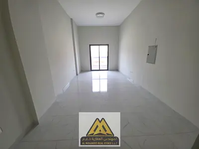 شقة غرفتين وصالة للإيجار السنوي غرفة ماستر | بلكونة بإطلالة مفتوحة | مساحة كبيرة جداً | الجرف الصناعية 3 عجمان