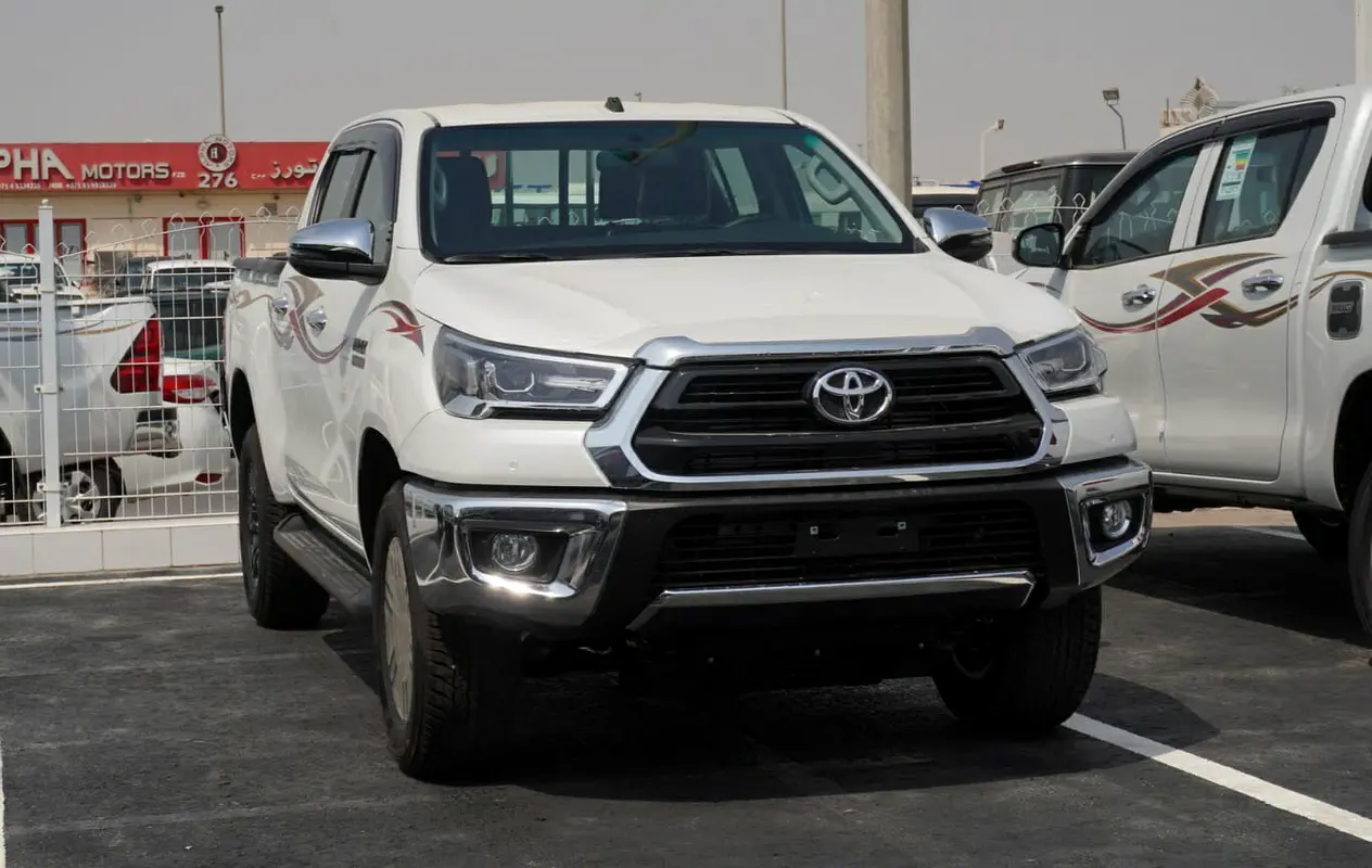 Toyota Hilux 2026 — photo 1 of 19