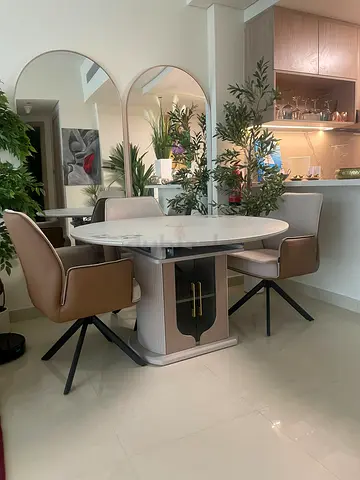 Round Marble-TopDining Table with Storage Base built-in dish heating on the countert +4 chairs