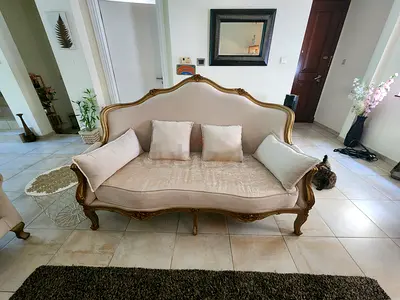 Antique-style 3-seater sofa with carved wood frame - cream upholstery