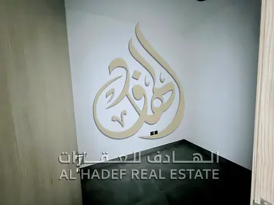شقة 4 غرف وصالة أول ساكن للإيجار السنوي في المجاز 3 بإطلالة مباشرة على البحيرة مع غرفـة خادمة وباركنين