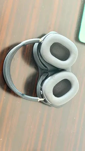 Over-ear wireless headphones with soft ear cushions - AIRPOD MAX