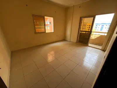 مساحه كبيره _ صاله منفصله _ بلكونه اطلاله مفتوحه _ تكيف مركزي _ صيانه فري