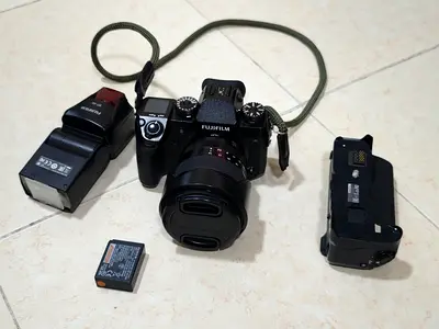 Fujifilm X-H1 Mirrorless Camera with 16-80mm Lens and Grip (Boxed)
