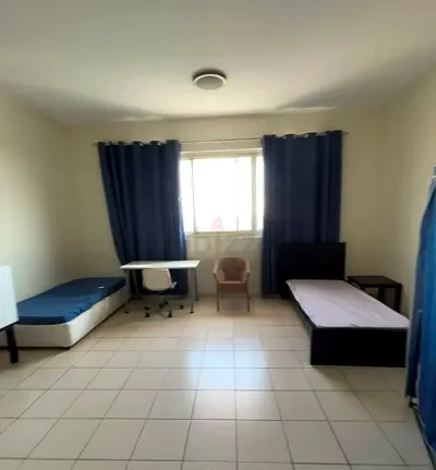 Spacious Executive Bed Space near Gardens Metro