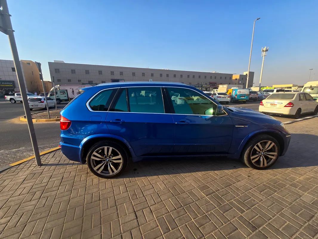 BMW X5 2011 — photo 1 of 12