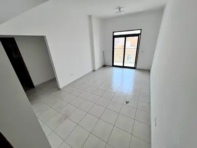 تاني ساكن _ غرف ماستر _ تشطيب سوبر ديلوكس _ بلكونه _ تكيف مركزي _ صيانه فري