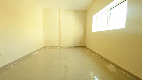 Lavish Huge 2bhk apartment available 6 cheque payment only family building