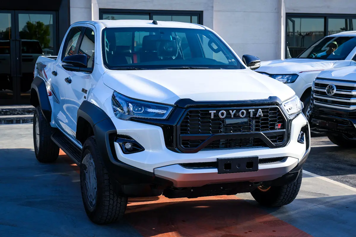 Toyota Hilux 2026 — photo 1 of 20