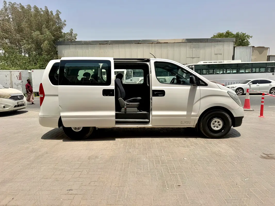 Hyundai H1 2015 — photo 1 of 18