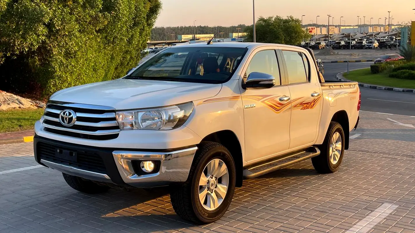 Toyota Hilux 2016 — photo 1 of 11