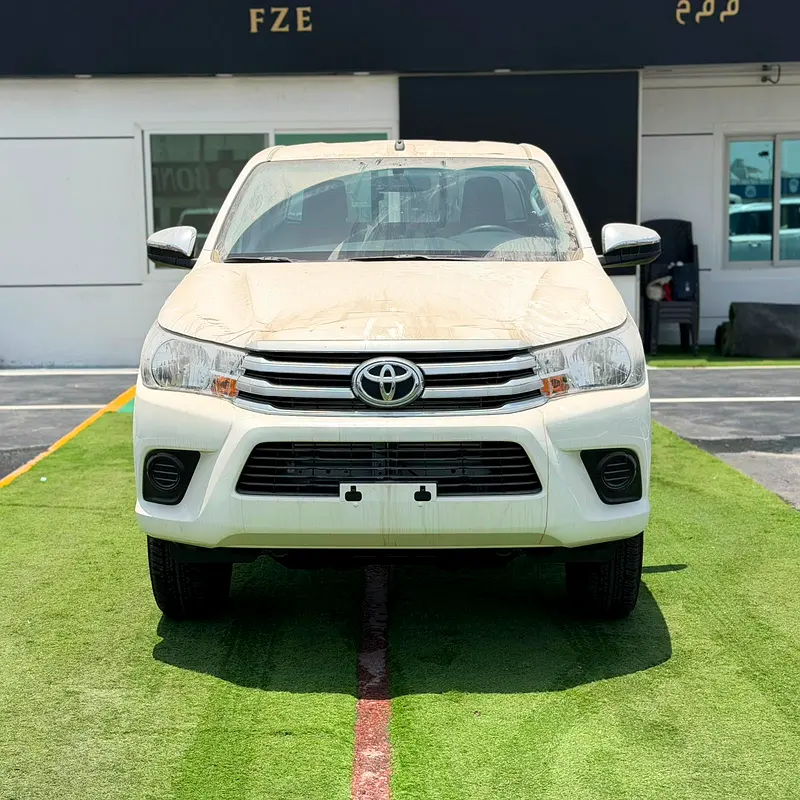 Toyota Hilux 2026 — photo 1 of 12