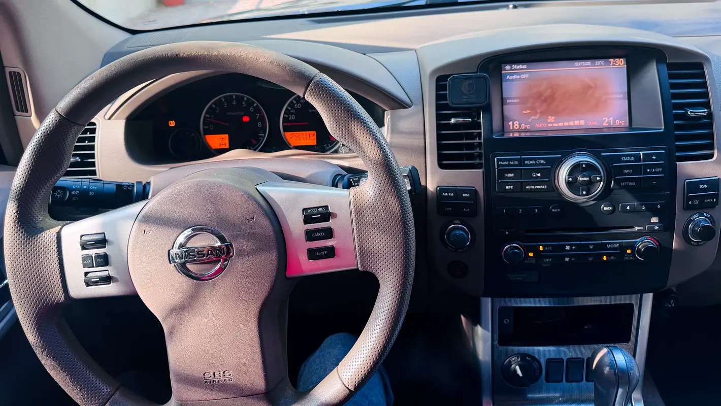 Nissan Pathfinder 2010 — photo 1 of 6