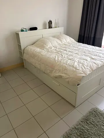 Bedroom set with White wooden platform bed with storage drawers - queen size