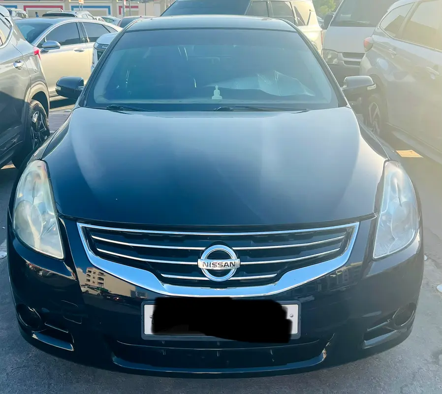 Nissan Altima 2012 — photo 1 of 6