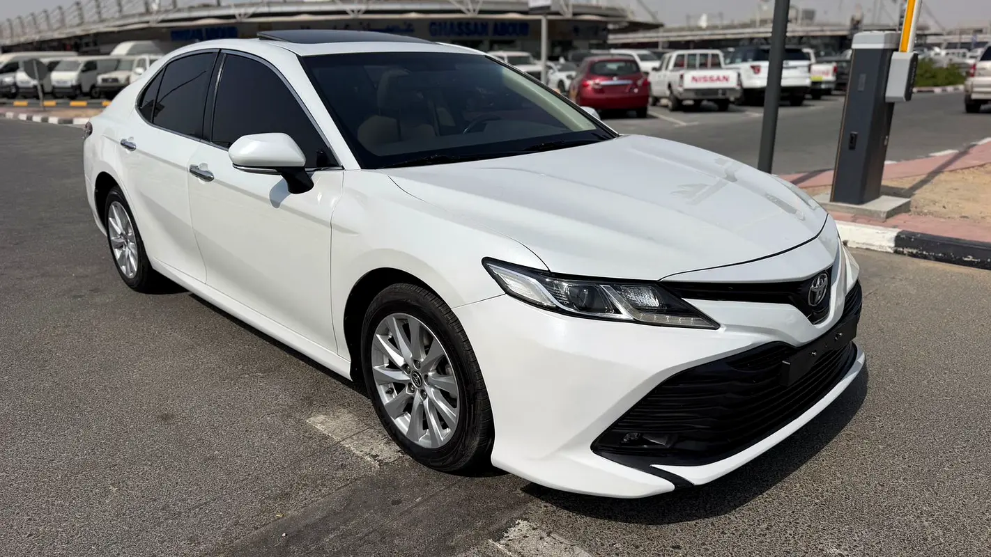 Toyota Camry 2020 — photo 1 of 9
