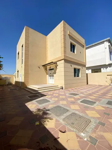 فرصة مميزة للإيجار في منطقة الحوشي بالشارقة، فيلا حديثة (ثاني ساكن) تقع على شارع عام وبموقع استراتيجي قريب من جميع الخدمات، مما يجعلها مناسبة للعائلات