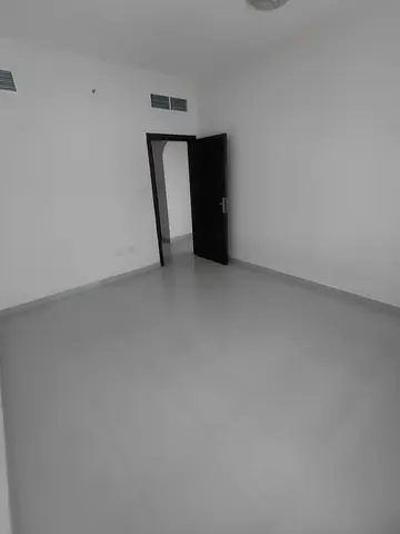 القاسمية – الشارقة | غرفتان وصالة مع بلكونة و2 حمام بموقع مميز على طريق الملك فيصل قرب داي تو داي. إيجار 40,000 درهم سنويًا للعائلات فقط.