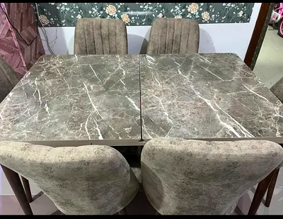 Extentable 6 seater Dining Table with chair for sale