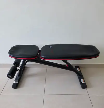 Adjustable flat/incline workout bench - sturdy, good condition