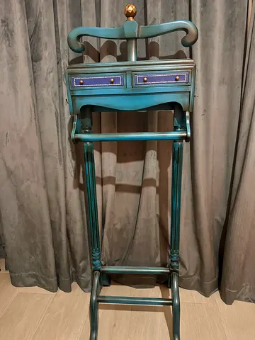 Vintage style butler valet stand