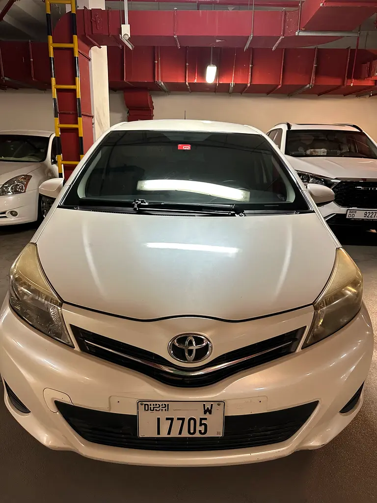 Toyota Yaris 2013 — photo 1 of 8